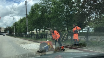 Новости » Общество: На Свердлова приступили к асфальтировке ям после работ водоканала