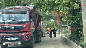 Новости » Общество: На ул. Комарова снимают старый асфальт