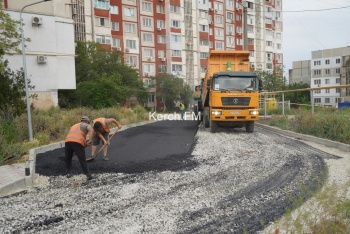 Новости » Общество: В Керчи во дворе на Блюхера,23 приступили к асфальтированию