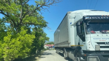 Новости » Общество: По дороге на гору Митридат фуры устроили себе парковку