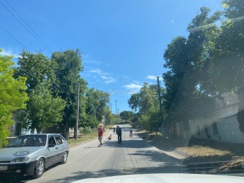 Новости » Общество: Плевали на ПДД: скейтеры устроили «покатушки» на проезжей части