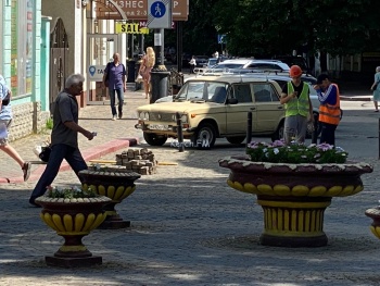 Новости » Общество: На ул. Ленина в Керчи перекладывают плитку