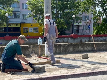 Новости » Общество: На Еременко коммунальщики перекладывали плитку на тротуаре