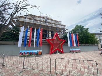 Новости » Общество: В сквере Мира установили звезду