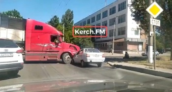 Новости » Криминал и ЧП: Движение затруднено: на перекрестке ул. Горького и Фурманова столкнулись фура и «Славута»