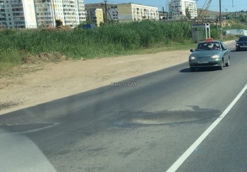 Новости » Общество: Глубокая яма вновь образовалась на Нижнем Солнечном в Керчи