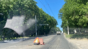 Новости » Общество: В Керчи не могут устранить провал дороги на Вокзальном шоссе