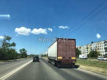 Новости » Общество: Керчане жалуются на водителя фуры, который бросает свой грузовик на улице Будённого