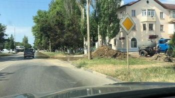 Новости » Общество: На ул. Петра Дейкало произошел порыв водовода