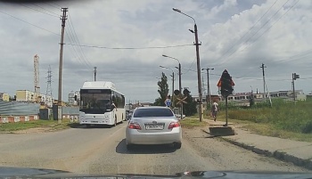 Новости » Общество: Черепашка остановила движение в районе ж/д переезда на АТП в Керчи