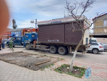 Новости » Общество: В Керчи спустя год снесли торговый павильон на Пролетарской