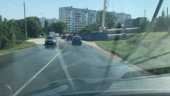 Новости » Общество: У ж/д переезда на «Телецентре» чистая вода заливает дорогу