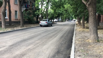 Новости » Общество: В Керчи укладывают второй слой асфальта на ул. Петра Алексеева