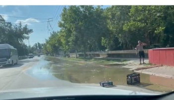 Новости » Общество: Улицу Еременко в Керчи залила чистая вода