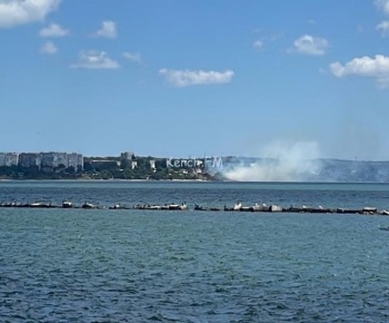 Новости » Общество: Еще один пожар: в районе пляжа на Сморжевского горела трава