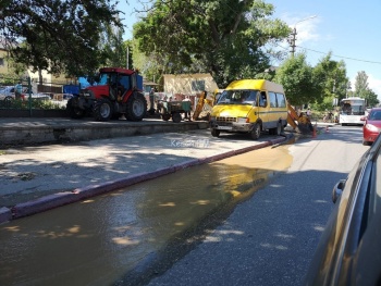 Новости » Общество: На улице Чкалова произошел порыв водовода