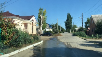 Новости » Общество: Пять дней чистая вода заливает дорогу к морю в Керчи