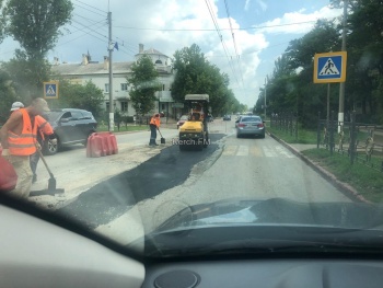 Новости » Общество: На Свердлова асфальтируют дорогу, где из-за работ водоканала была большая яма