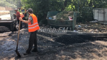 Новости » Общество: На ул. Комарова благоустраивают тротуары и асфальтируют съезды