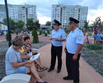 Новости » Общество: Полицейские в скверах и парках рассказывают керчанам о мошенниках