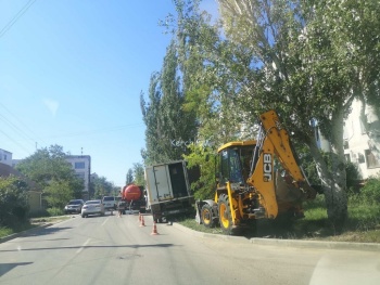 Новости » Общество: На Фурманова водоканал устраняет порыв