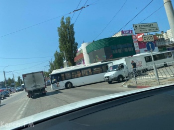 Новости » Криминал и ЧП: Патриотический автобус и патриотическая хлебовозка столкнулись в ДТП на керченском автовокзале