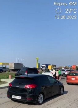 Новости » Общество: Пробка из желающих покинуть Крым растянулась до Горностаевки