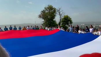 Новости » Общество: В Керчи на горе Митридат развернули огромный флаг РФ