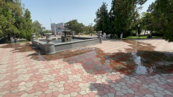 Новости » Общество: В Керчи фонтан в сквере Мира затопил пешеходную зону