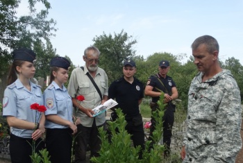 Новости » Общество: В Керчи почтили память полицейского, погибшего более 30 лет назад