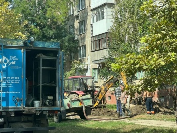 Новости » Общество: На Горького в Керчи устраняют порыв водовода