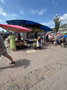 Новости » Общество: Керчане продолжают жаловаться на стихийщиков на центральном рынке