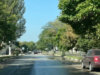 Новости » Общество: На Кирова третьи сутки водоканал не может устранить порыв