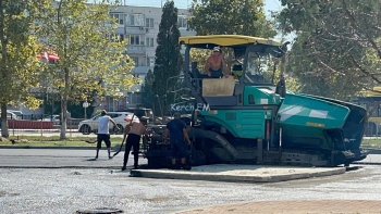 Новости » Общество: Спустя год у стадиона 50-летия Октября в Керчи возобновились работы