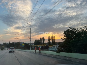 Новости » Общество: В Керчи продолжают бороться с травой вдоль дорог