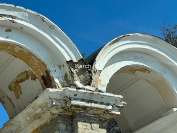 Новости » Общество: Керчане просят привести в порядок арку в Приморском парке