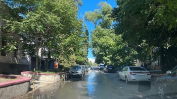 Новости » Общество: На Театральной произошел порыв водовода