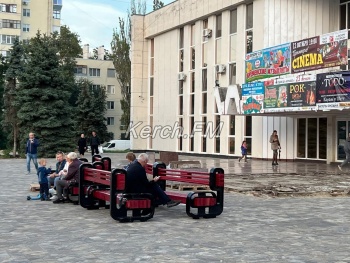 Новости » Общество: Ко Дворцу культуры в Керчи вернули старые лавочки и разбирают гранитное крыльцо