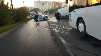 Новости » Криминал и ЧП: Серьезная авария у ж/д переезда на Телецентре с утра парализовала движение