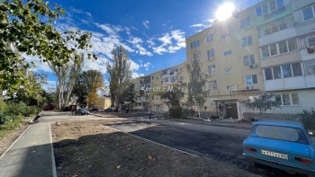 Новости » Общество: Во дворах на Горбульского начали укладывать асфальт