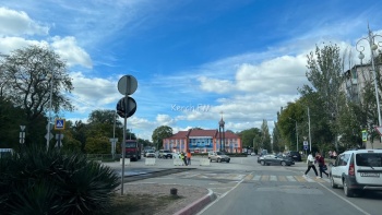 Новости » Общество: Чкалова в Керчи от детской больницы встала в пробке