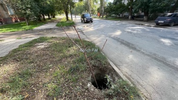 Новости » Общество: Керчане просят закрыть люк на Вокзальном шоссе