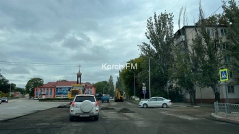 Новости » Общество: На Шлагбаумской площади снимают асфальт