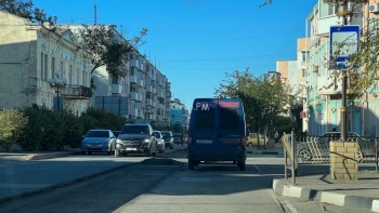 Новости » Общество: В Керчи на Самойленко затруднено движение транспорта