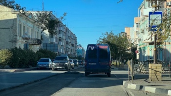 Новости » Общество: В Керчи на Самойленко затруднено движение транспорта