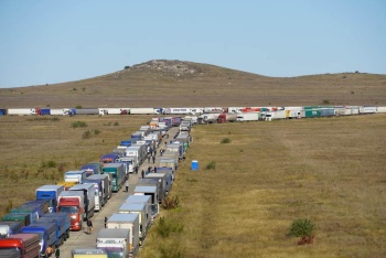 Новости » Общество: Водителям грузовиков в очереди на переправу в Керчи дают горячее питание и чай, -администрация