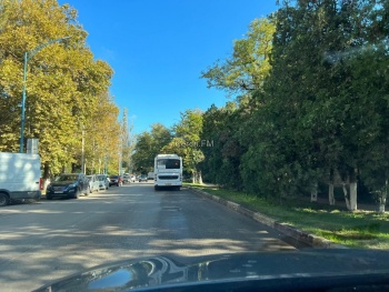 Новости » Общество: Яму на дороге в районе «Дружбы» решили отремонтировать асфальтом, а не щебнем