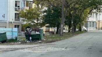 Новости » Общество: Водоканал третий месяц не может заасфальтировать за собой яму на ул. 23 Мая