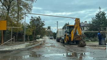 Новости » Общество: На Казакова произошел порыв водовода