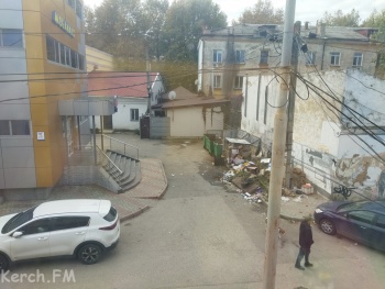 Новости » Общество: Свалку в центре Керчи не убирают больше месяца